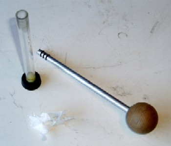 Cylinder og stempel kan bruges til at antnde lidt papir eller vat