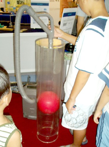 En bowlingkugle lftes op ved at trykket over kuglen reduceres med en stvsuger