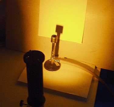En bunsenbrnder belyses med en natriumlampe