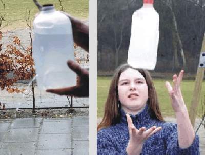 En vandflaske med hul i kastes op i luften og bliver vgtls, hvorved vandstrlen fra flasken forsvinder